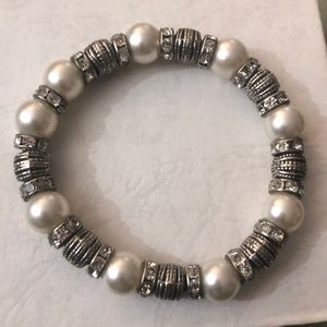 Elastic pearl bracelet